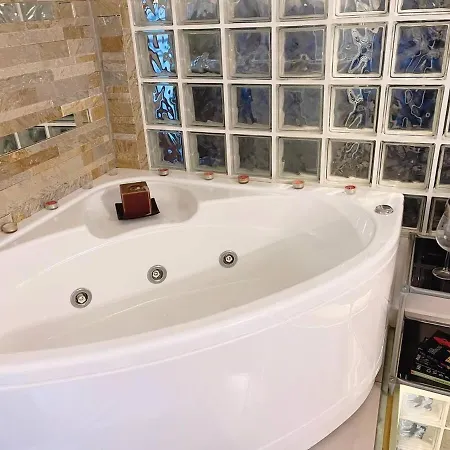 2-level Designer Loft In Isola District Apartment *